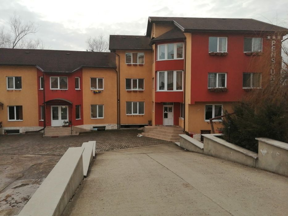 Închiriez de revelion pensiune cu 10 camere