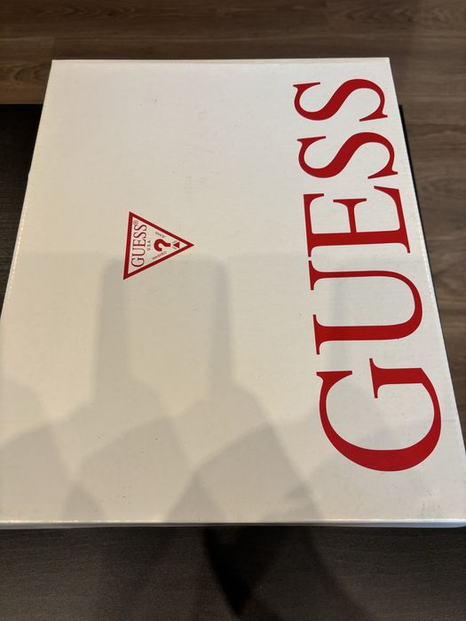 Adidasi guess purtati de mai multe ori