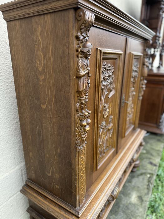 Шкаф с фигурална резба  сценични панели