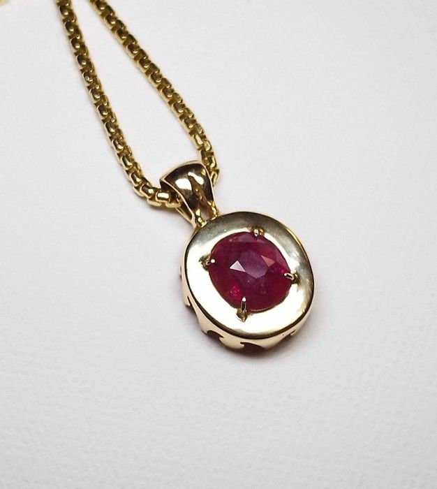 Издържан медальон с голям естествен рубин и неповторим дизайн! Уникат!