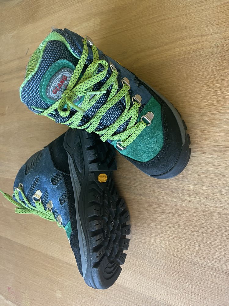 Продавам детски обувки Olang и Crocs