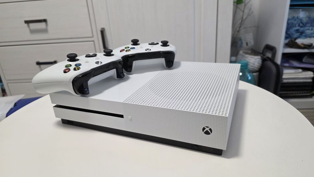Xbox one S 1 TB + Extra controller