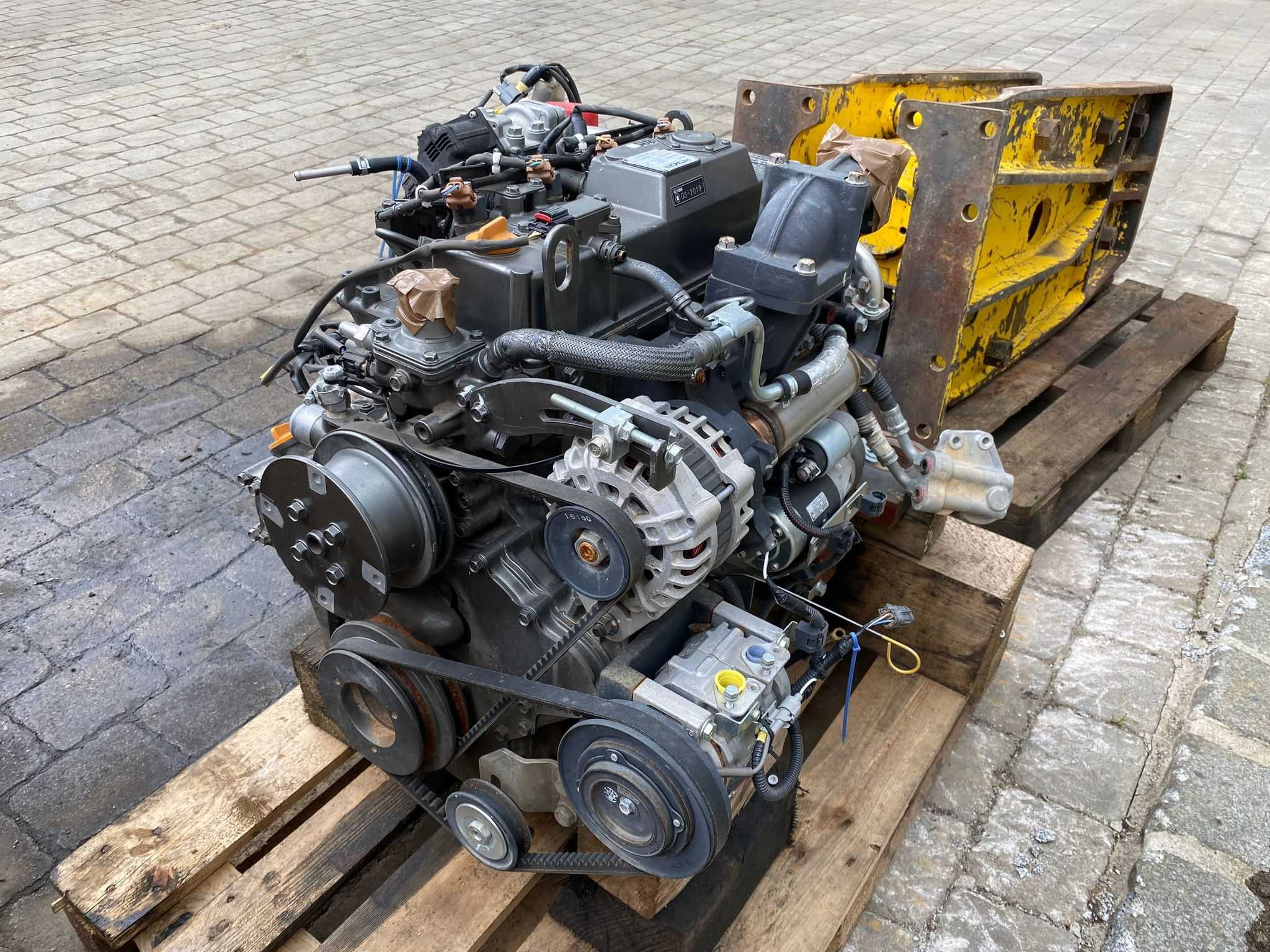 Motor complet Hitachi 4TNV 98C - Piesa de schimb Hitachi