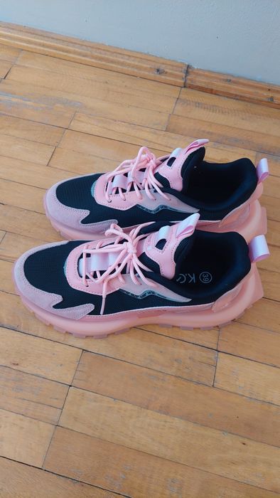 Продавам чисто нови маратонки