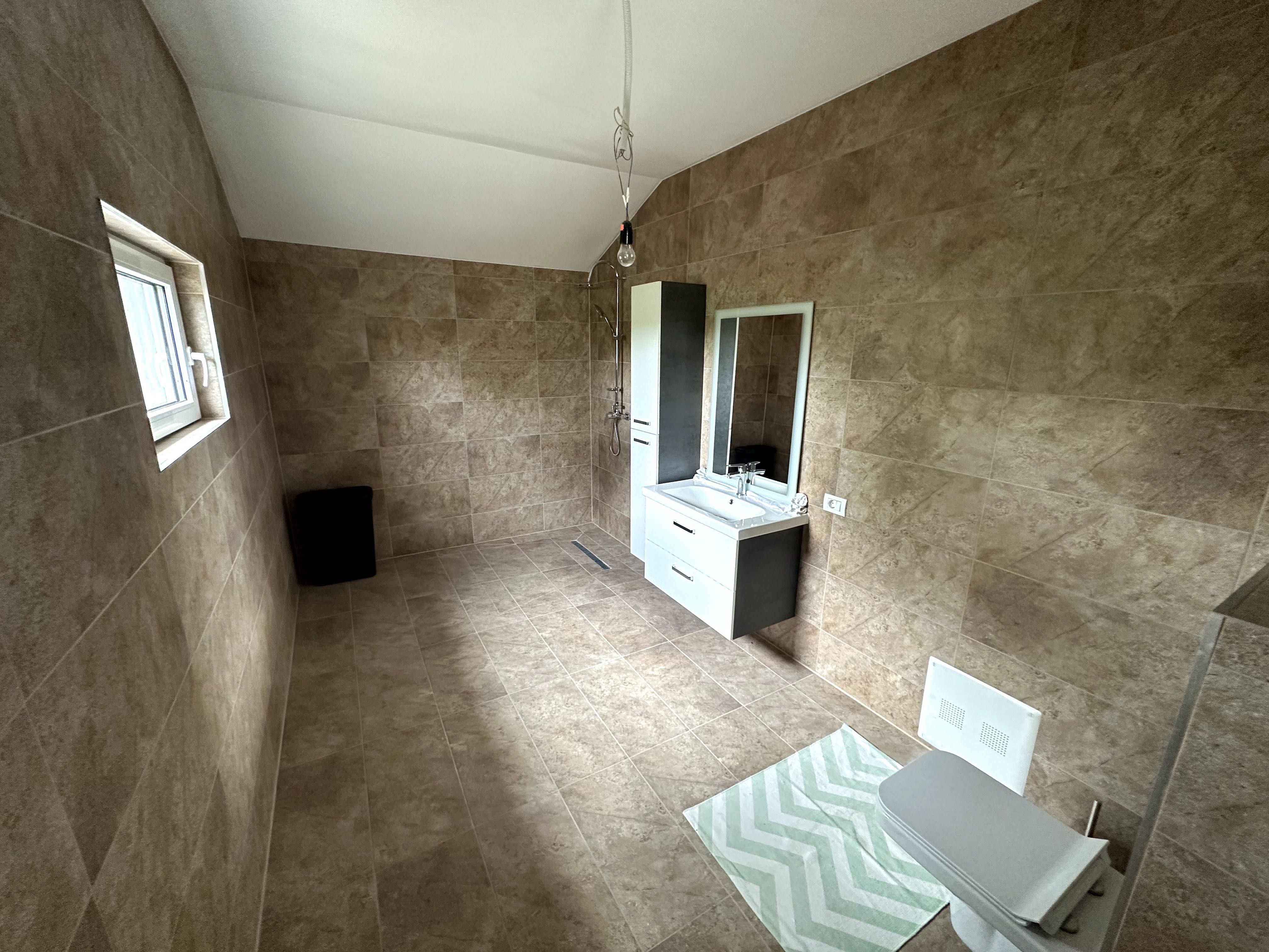 Vand casa noua stil Chalet American cu mobila