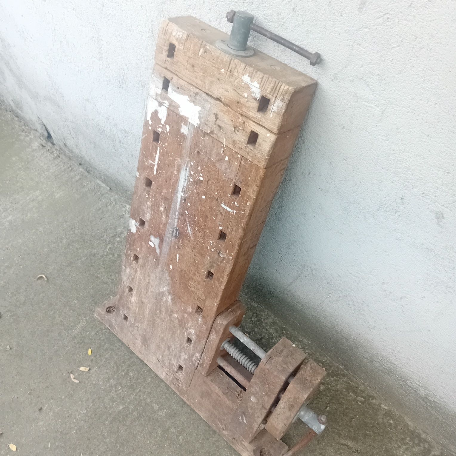 Menghină lemn pentru banc.