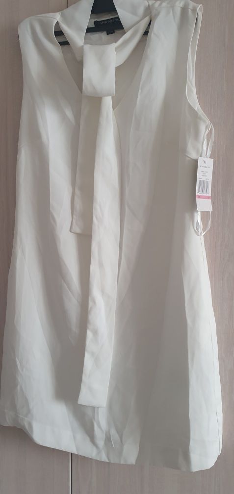 Платье полеэстр  белое на подкладка.