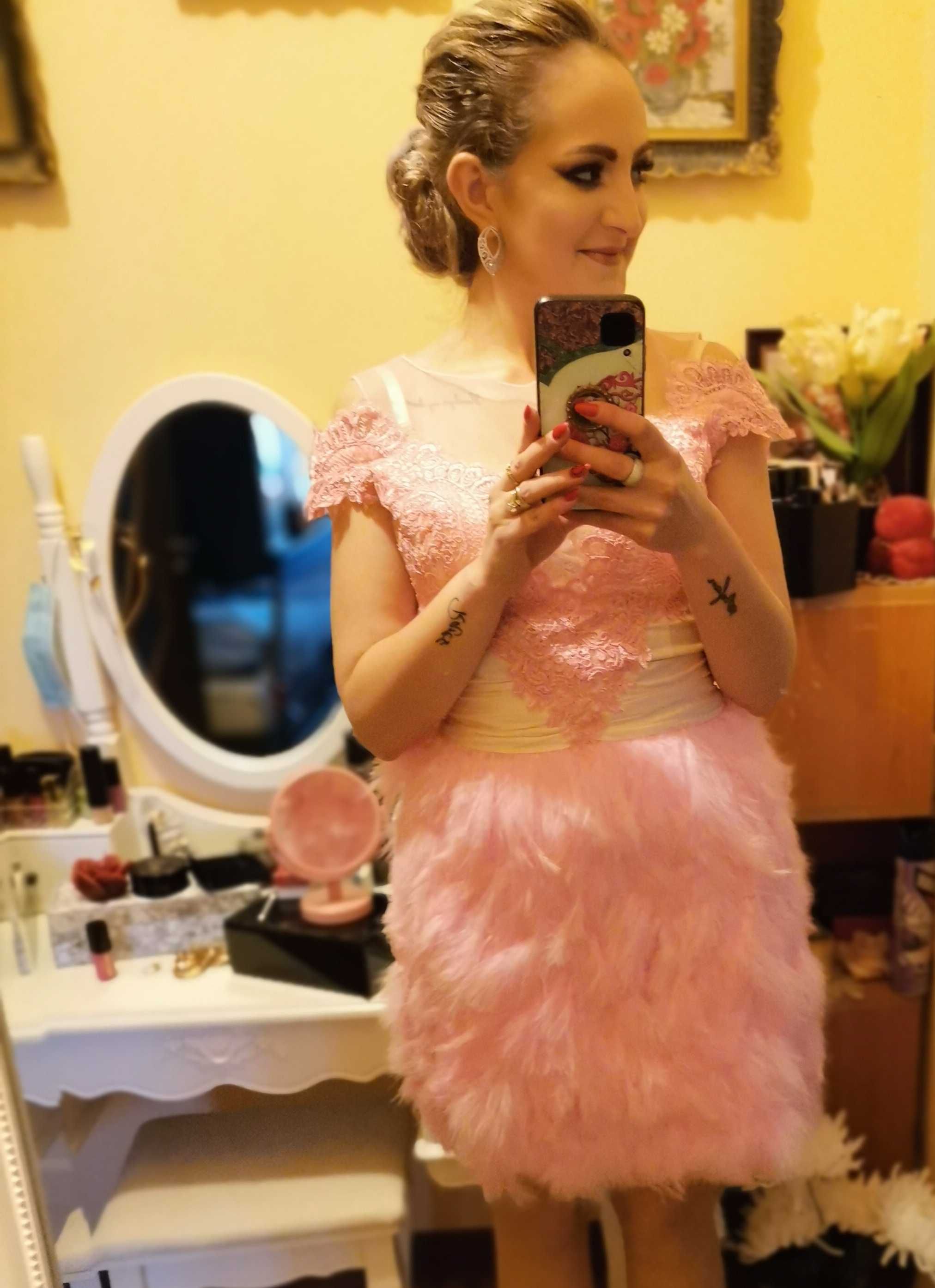 Rochie roz pudră cu pene