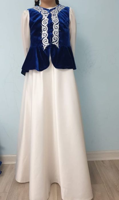 Продаю белое платье и кажекей на Девочку.