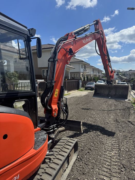 Închiriez miniexcavator
