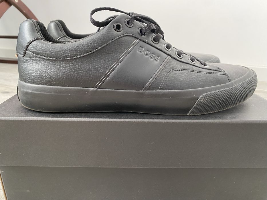 Vand papuci Boss in stare excelenta