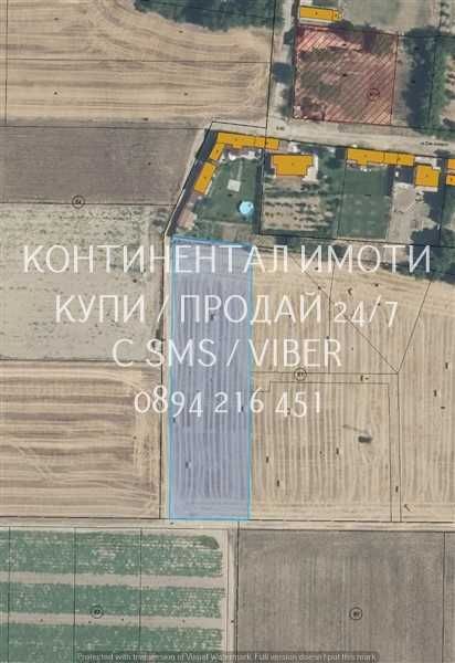 код 62942. Поземлен имот 3800м2 на 20 метра от къщи, ток и вода.