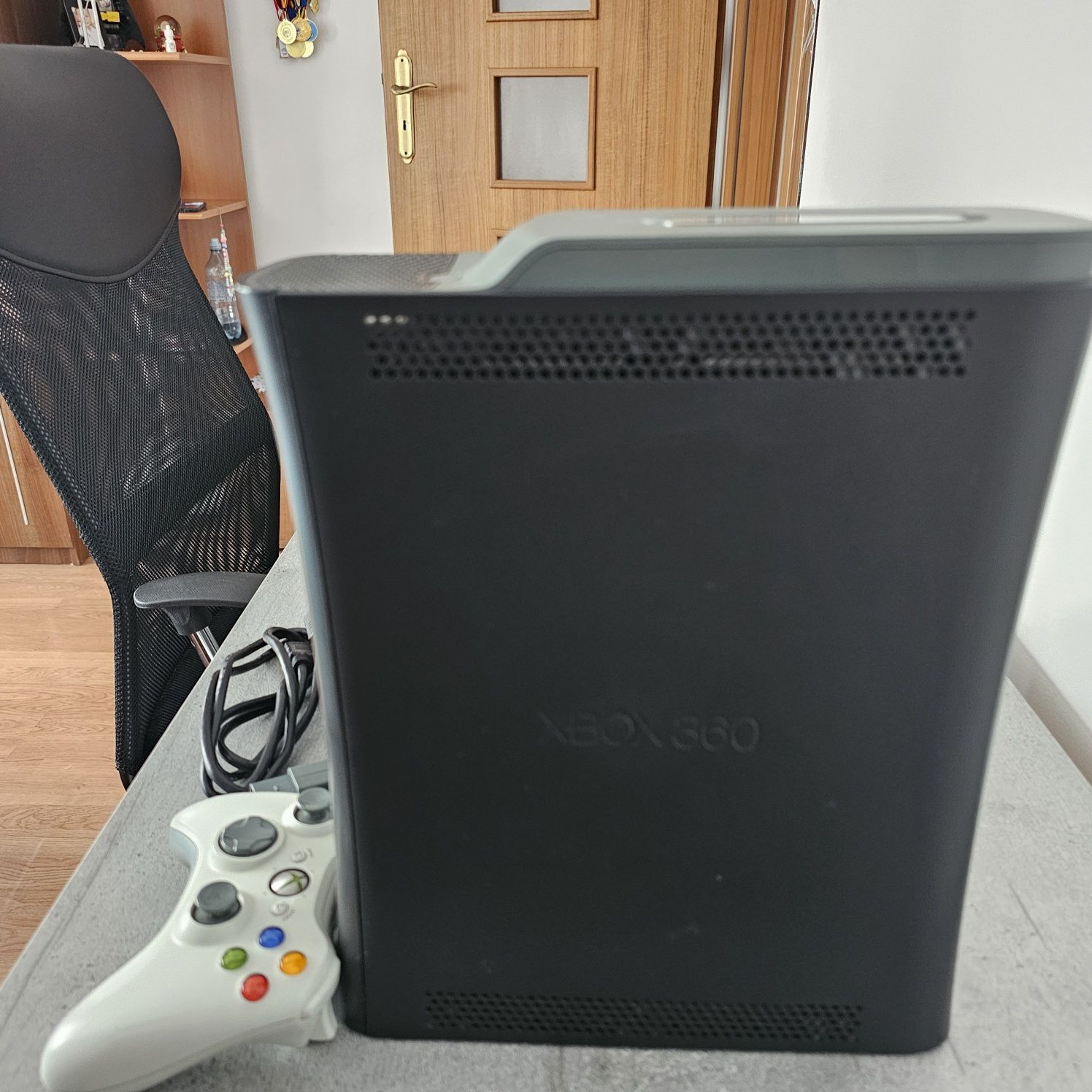 Xbox 360 cu un controler