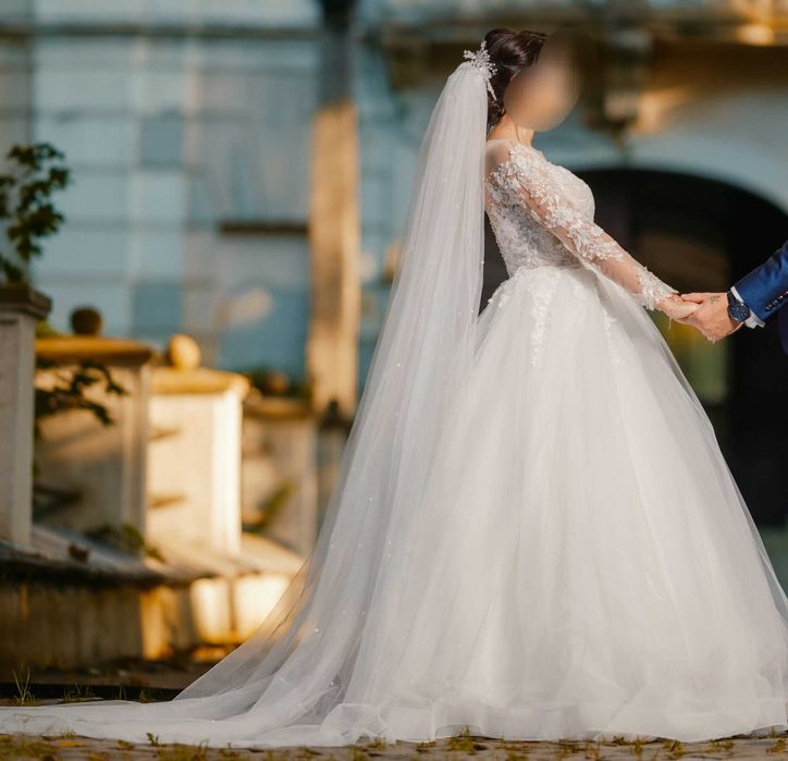 Vand rochita de mireasa facuta pe comanda cu coronita si voal cadou ,