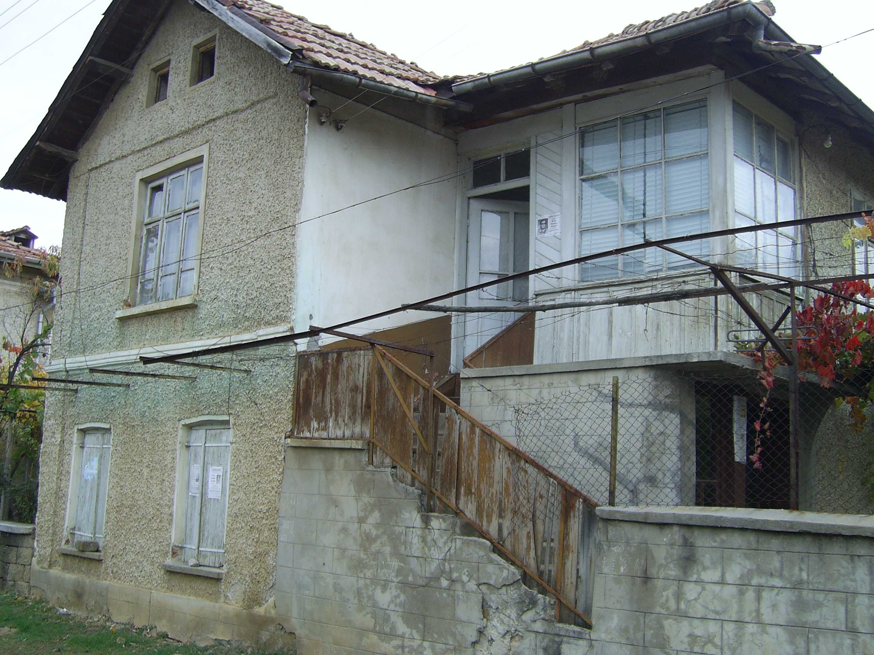 Къща на два етажа, 1250 кв.м. двор, с. Хлевене, Ловешко