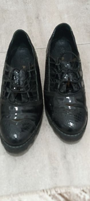 Дамски лачени обувки