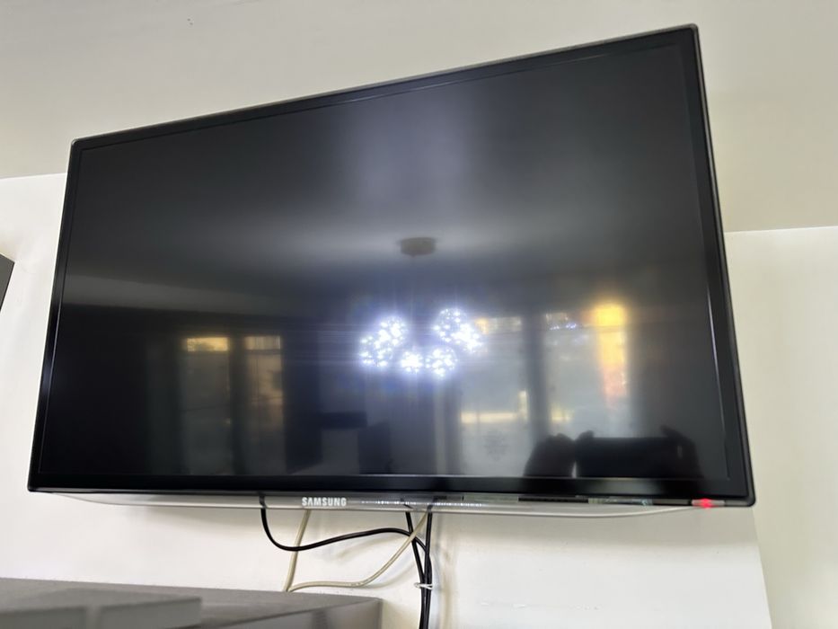 Samsung TV model UE32ES8100W