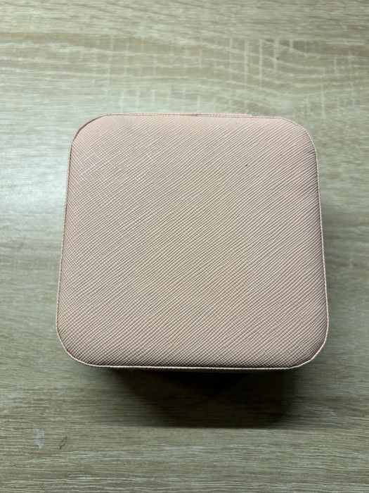 Малка кутия за бижута за пътуване