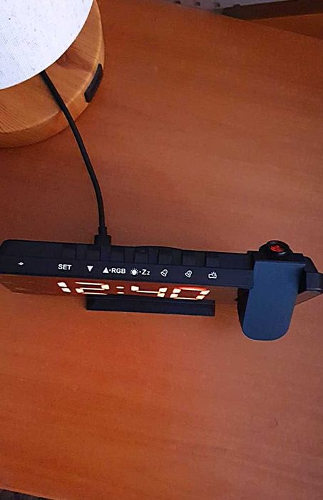 Ceas  RGB cu alarma  , proectie  pe perete