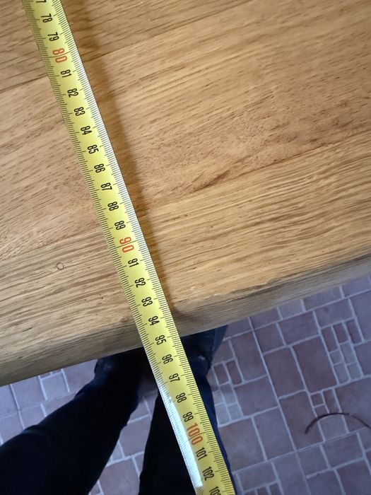 Vând masă  din lemn masiv (stejar) cu picioare metalice