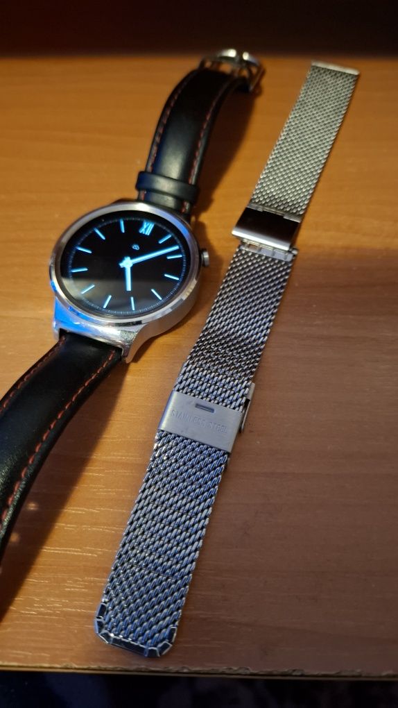 Vând smartwatch Huawei W1 stare buna curele aproape noi