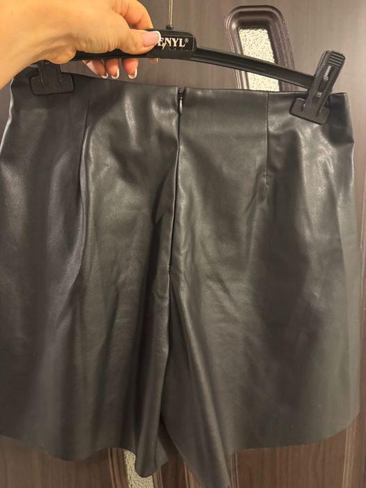 Кожена пола и блуза