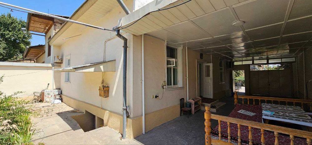 Srochno Dombrobod mahalada uy sotiladi.