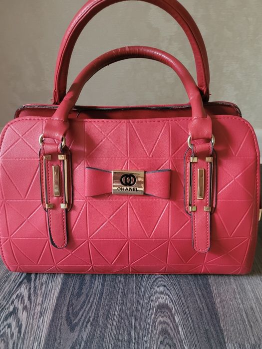 Продам красную сумку