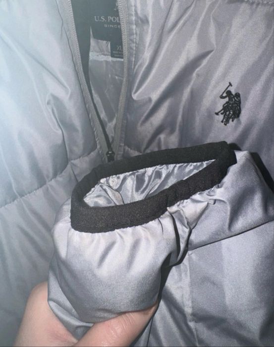 Geaca Us Polo purtata putin defect la mana