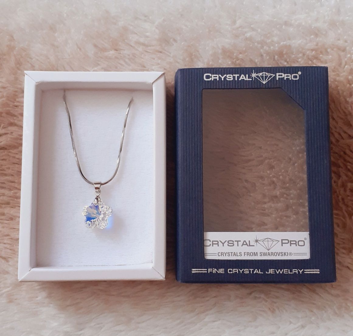 Продавам - Колиe Swarovski, Crystal Pro.