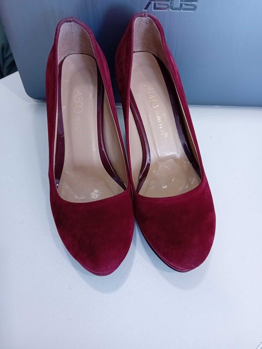 Обувки с ток тъмно червени