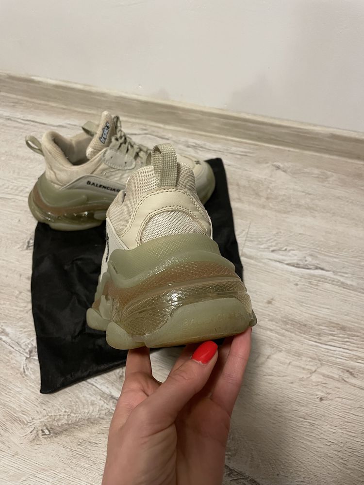 Balenciaga triple S bej