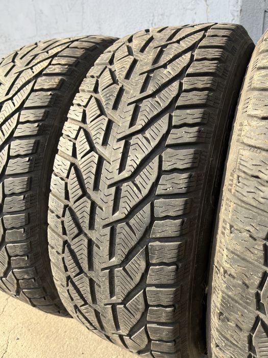 4 бр. зимни гуми 225/50/17 Tigar DOT 3319 2x6 mm 2x4,5-5 mm