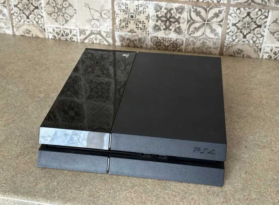 Vând PS4 cu o singura manetă