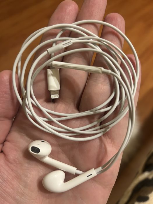 Căști cu fir, cu mufă lightning, pentru iPhone. Produs original Apple.