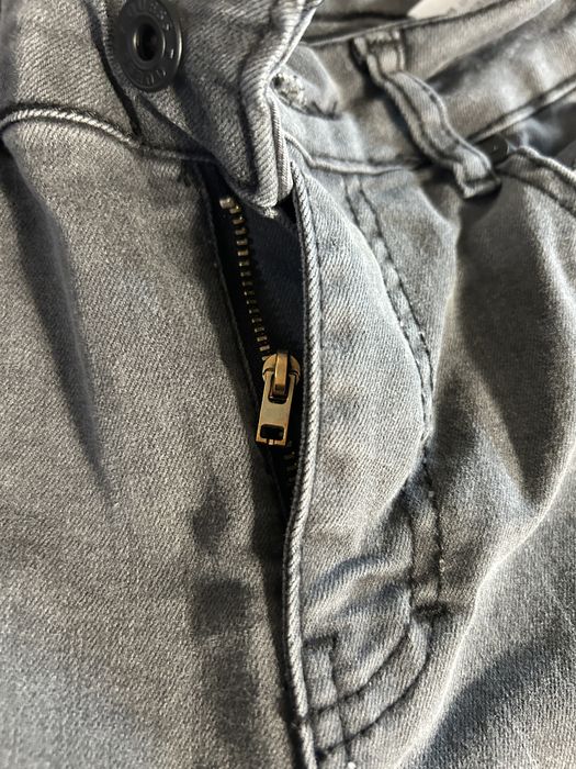Blugi dama , culoarea gri , marimea M , fermoar defect