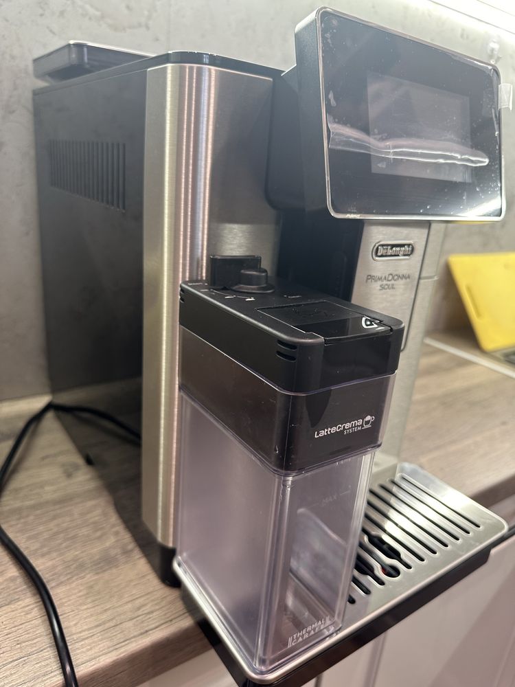 Кофемашина Delonghi PrimaDonna Soul ECAM 610.75