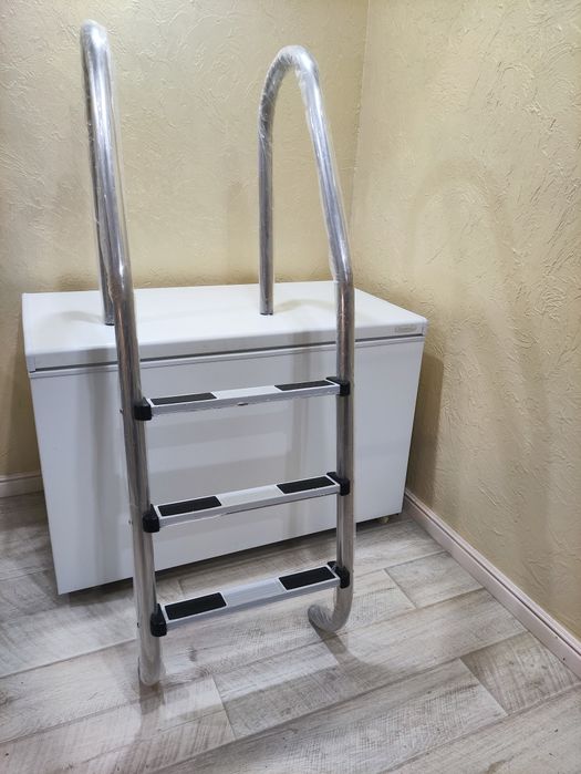 Лестница до бассейна