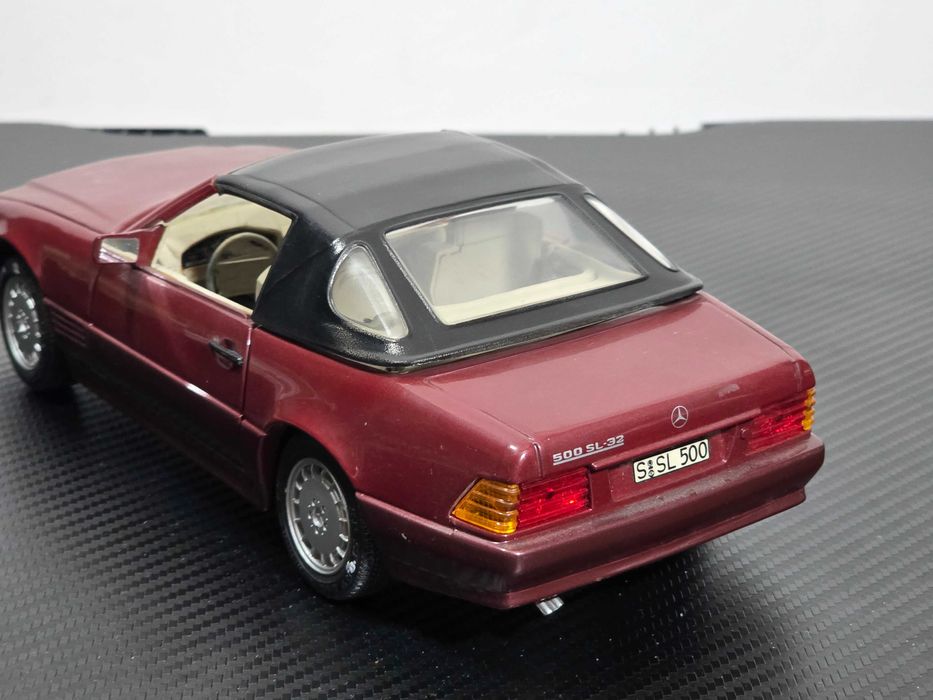 Macheta Auto 1/18 Revell Mercedes 500 SL Rosu