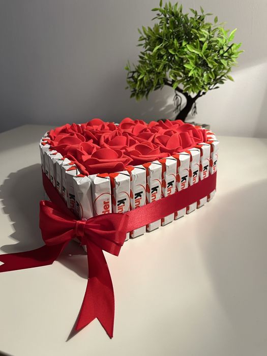 Подаръчна кутия с вечни рози и Киндер