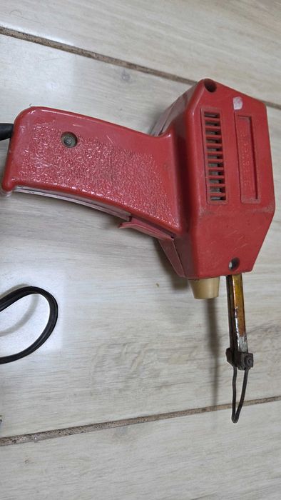 Pistol de lipit romanesc