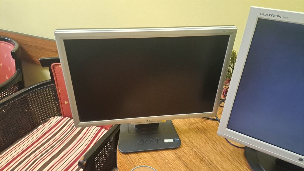 Vînd monitoare Acer și LG