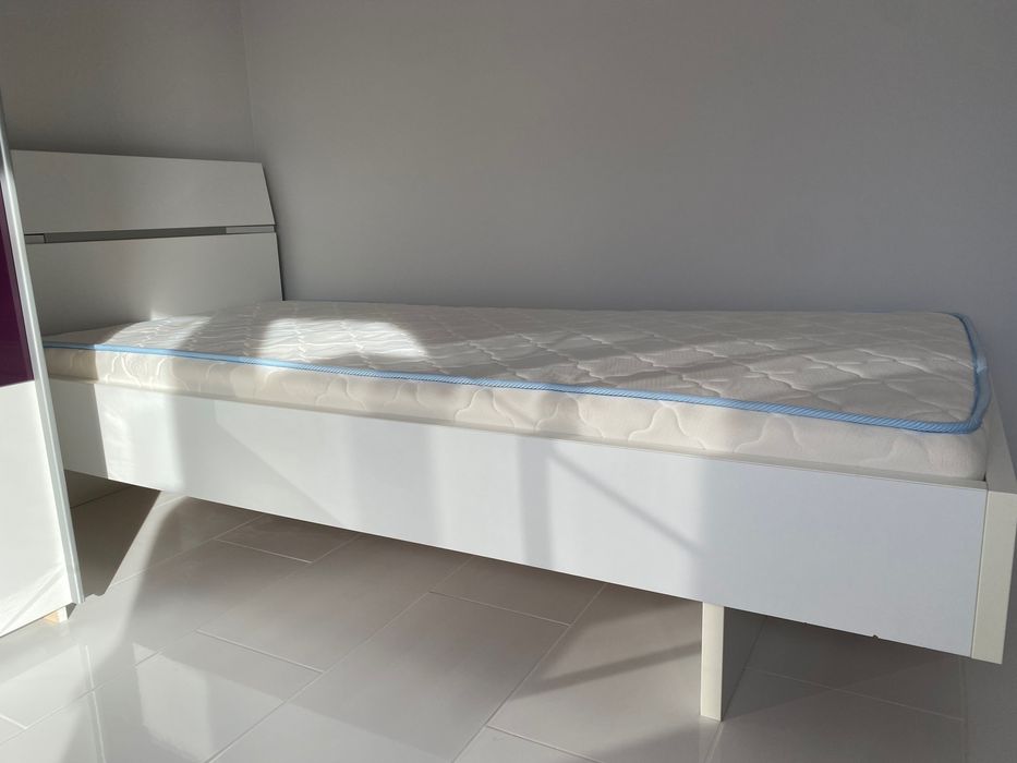 Легло 90/200 с матрак и подматрачна рамка и бюро