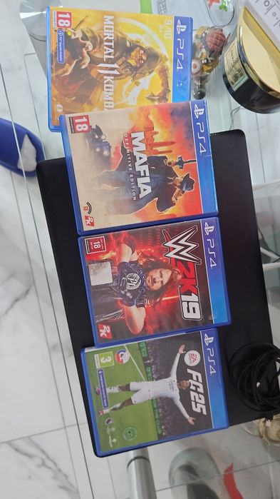 Vând PlayStation 4