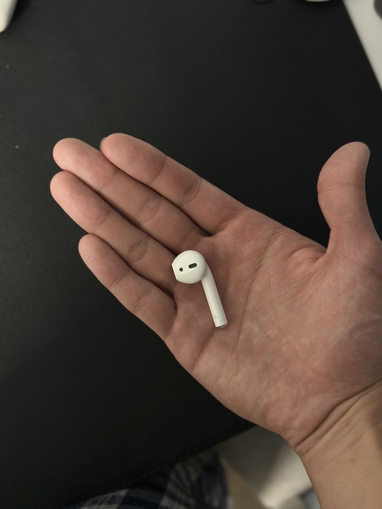 Airpods 2, кейс и правый наушник