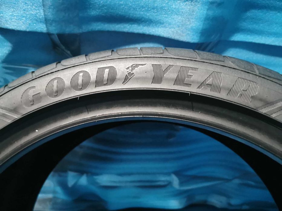 255 35 19 goodyear runflat 2 buc