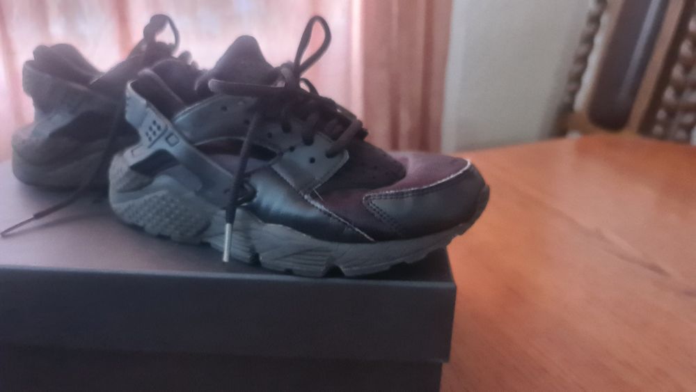 Кросовки Nike,цвет черный,состояние хорошее.