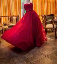Бална рокля в цвят бордо