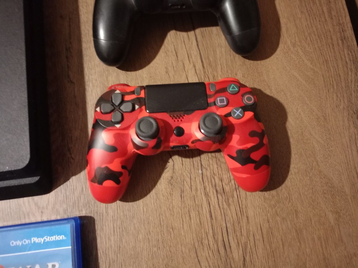 Ps4 1tb с два джойстика и 7 игри
