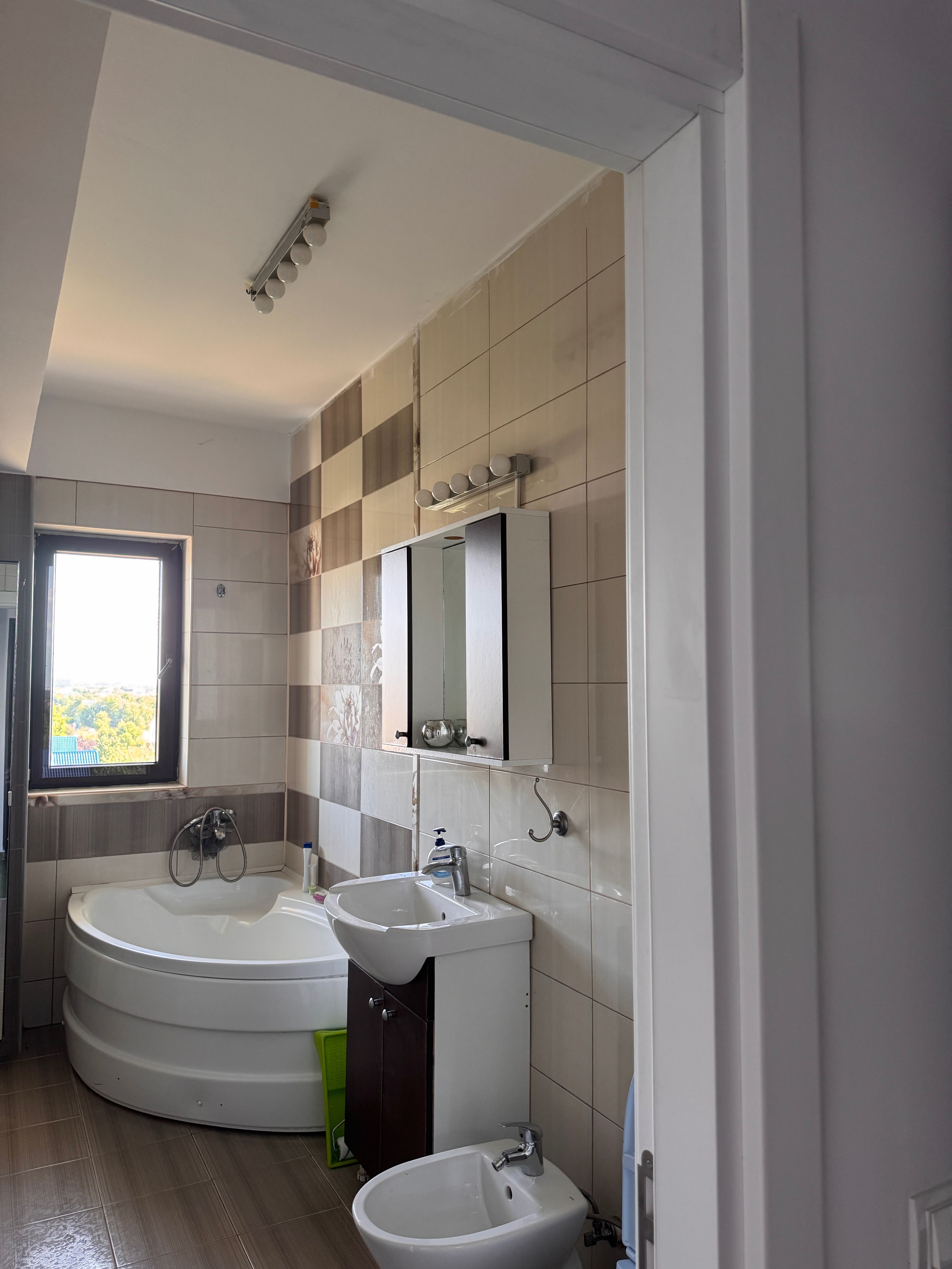 Închiriez apartament 2